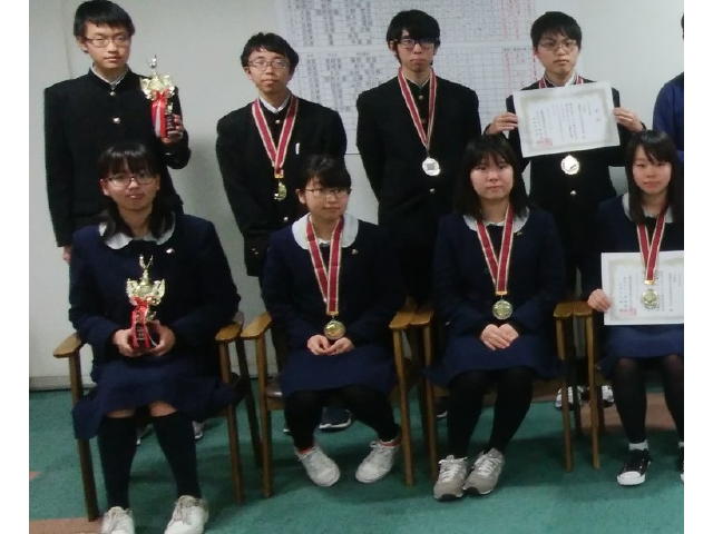 近畿選手権で男女とも準優勝した囲碁部員